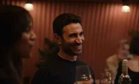 Además de dar vida a Simon, Brett Goldstein fue guionista y productor de All Of You. Además de dar vida a Simon, Brett Goldstein fue guionista y productor de All Of You.