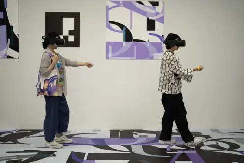 Para ver las obras se usa un visor de Realidad Aumentada. La muestra es accesible para personas con movilidad reducida. Para ver las obras se usa un visor de Realidad Aumentada. La muestra es accesible para personas con movilidad reducida.