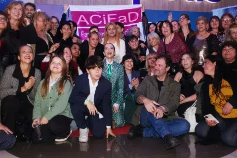 Las integrantes de ACIFAD estuvieron en el estreno de la película, junto a los artistas, y recibieron tanto la mirada como muchos abrazos del público. Las integrantes de ACIFAD estuvieron en el estreno de la película, junto a los artistas, y recibieron tanto la mirada como muchos abrazos del público.