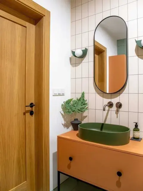Si optás por una bacha de color, mantené el resto del baño en tonos neutros Si optás por una bacha de color, mantené el resto del baño en tonos neutros
