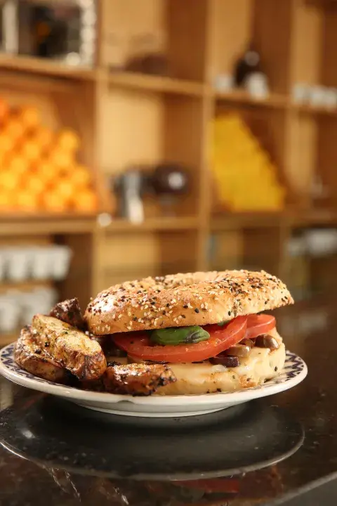 Bagel caprese con pesto y aceitunas