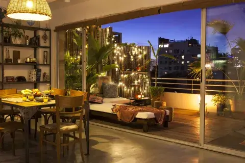 En espacios con parrilla y lugar para comer que se usan como expansión de la vivienda, cualquier iluminación que se plantee debe permitir ver adecuadamente, sugiere Amsel. En espacios con parrilla y lugar para comer que se usan como expansión de la vivienda, cualquier iluminación que se plantee debe permitir ver adecuadamente, sugiere Amsel.