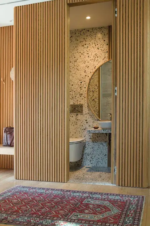 En el gran módulo de exterior varillado caben el toilette, el lavadero y un baño de servicio, que queda junto al ingreso principal de la casa. En el gran módulo de exterior varillado caben el toilette, el lavadero y un baño de servicio, que queda junto al ingreso principal de la casa.