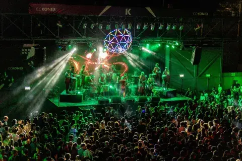La Bomba de Tiempo: lunes a cielo abierto en el Konex