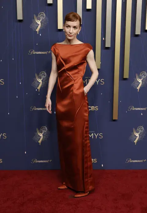 Britt Lower, estrella de Severance, en la alfombra roja de los Premios Emmy 2025. Britt Lower, estrella de Severance, en la alfombra roja de los Premios Emmy 2025.