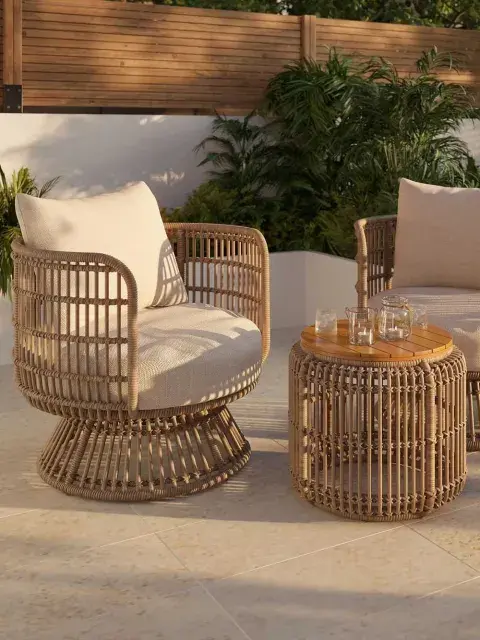 El ratán sintético queda muy bien combinado con otros materiales como el aluminio, el acero pintado, la madera clara o detalles en tonos naturales El ratán sintético queda muy bien combinado con otros materiales como el aluminio, el acero pintado, la madera clara o detalles en tonos naturales