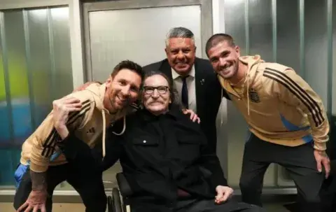 Charly García fue a ver el partido de la selección argentina y saludó a Lionel Messi Charly García fue a ver el partido de la selección argentina y saludó a Lionel Messi