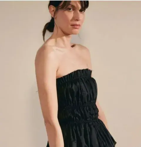 El top pertenece a la última colección de Awada El top pertenece a la última colección de Awada