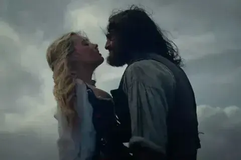 Margot Robbie interpreta a Catherine Earnshaw y Jacob Elordi da vida a Heathcliff.