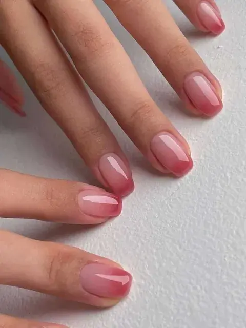Uñas en punta con un efecto de rubor o degradado en la base.