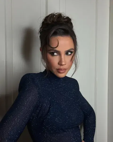 Celeste Cid apostó al look total blue más brillante en la alfombra roja de Papá x Dos