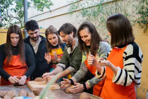 La cerámica como terapia grupal La cerámica como terapia grupal