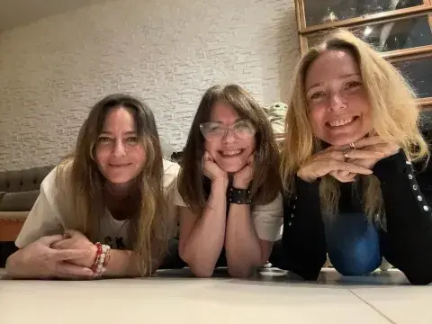 Claudia de la Calle en una antigua reunión con Nancy Dupláa y Betina O'Connell. Claudia de la Calle en una antigua reunión con Nancy Dupláa y Betina O'Connell.