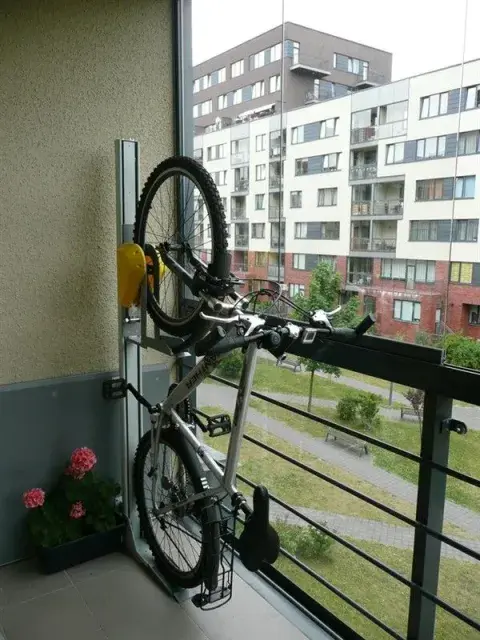 Ideas para aprovechar el espacio en balcones pequeños: Colgador vertical para bicicletas. Ideas para aprovechar el espacio en balcones pequeños: Colgador vertical para bicicletas.