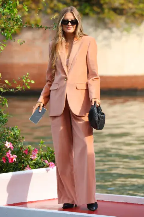 Foto de look en tono durazno.