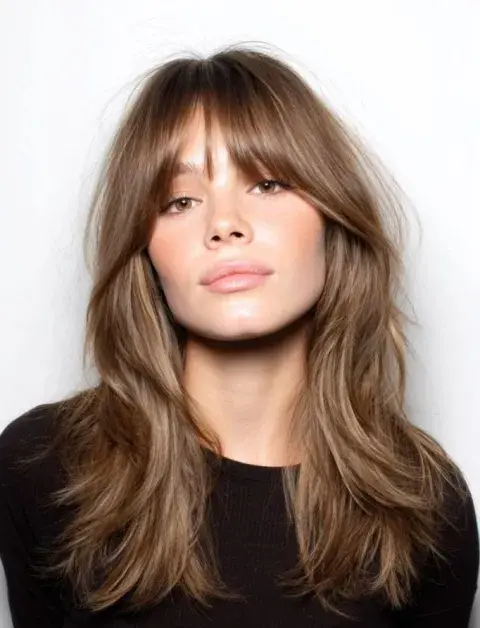 Los cortes de pelo tendencia en septiembre 2025: Curtain Bangs. Los cortes de pelo tendencia en septiembre 2025: Curtain Bangs.