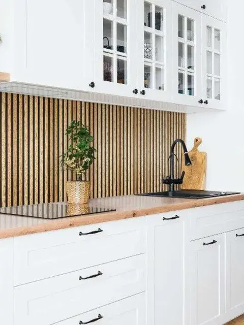 Madera tratada: Su textura natural y cálida convierte cualquier cocina en un refugio acogedor. Madera tratada: Su textura natural y cálida convierte cualquier cocina en un refugio acogedor.