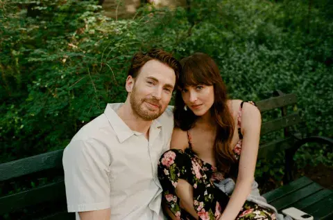 Chris Evans y Dakota Johnson en la película Materialists. Chris Evans y Dakota Johnson en la película Materialists.
