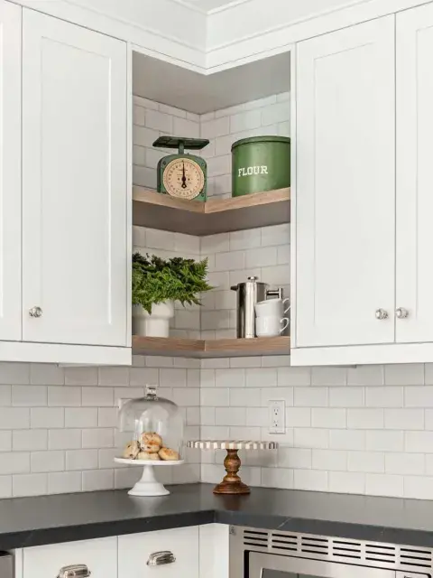Estanterías abiertas, perfectas para objetos de uso diario, como frascos de especias, tazas o tazones. Estanterías abiertas, perfectas para objetos de uso diario, como frascos de especias, tazas o tazones.