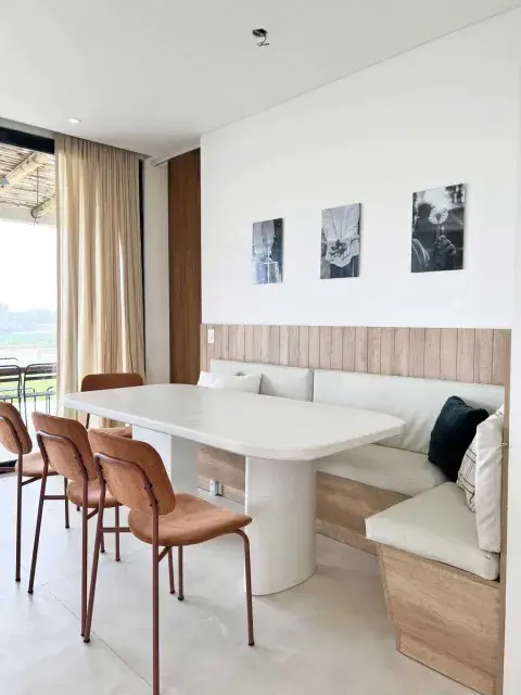 Mesas extensibles o plegables: ideales para ganar espacio cuando no se usan y, al desplegarse, recibir a todos tus invitados cómodamente. Mesas extensibles o plegables: ideales para ganar espacio cuando no se usan y, al desplegarse, recibir a todos tus invitados cómodamente.