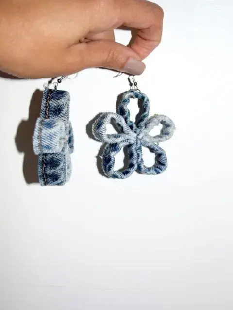 Collares, pulseras y pequeños detalles en denim son el toque final que tu outfit necesita. Collares, pulseras y pequeños detalles en denim son el toque final que tu outfit necesita.