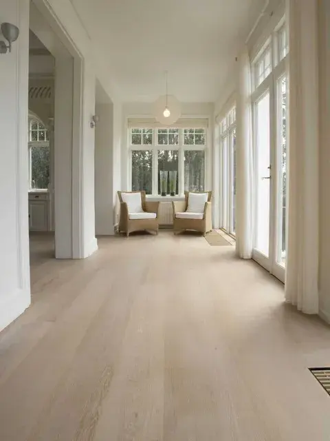 La madera flotante brinda calidez instantánea La madera flotante brinda calidez instantánea