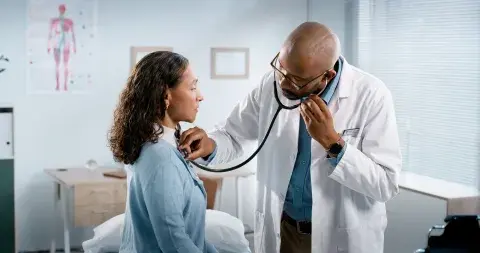 Foto de médico y paciente.