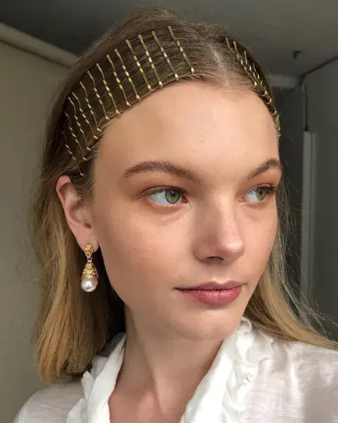 Horquillas visibles y creativas: diseños de peinados con accesorios para el cabello. Horquillas visibles y creativas: diseños de peinados con accesorios para el cabello.