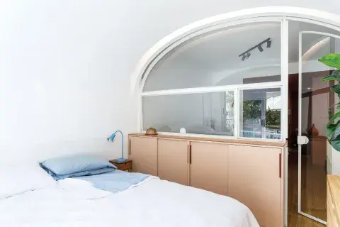Se sumó una carpintería metálica con puerta, montada parcialmente sobre el mueble de guardado. 