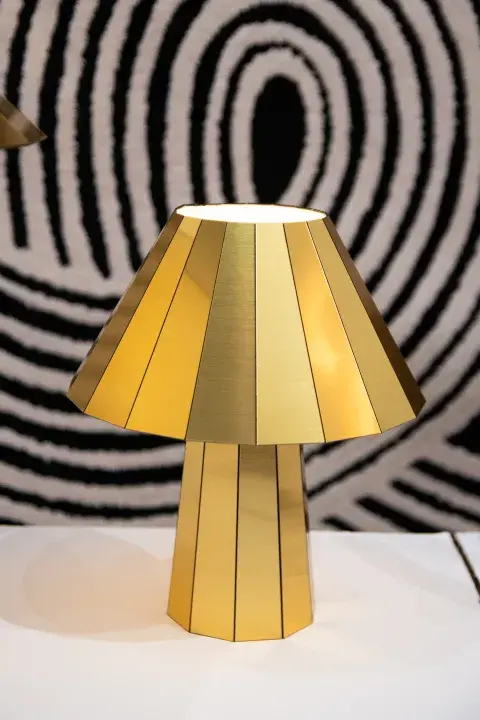Dorado, blanco y negro, una combinacion lograda entre la alfombra, el trayecto y la lámpara maja de Oblumo. Dorado, blanco y negro, una combinacion lograda entre la alfombra, el trayecto y la lámpara maja de Oblumo.