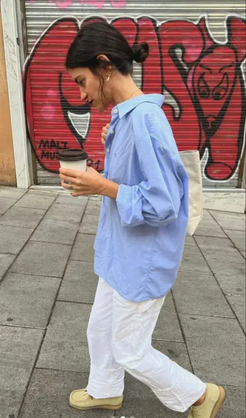 Con pantalones de lino, son una opción súper fresca para los días más cálidos de primavera