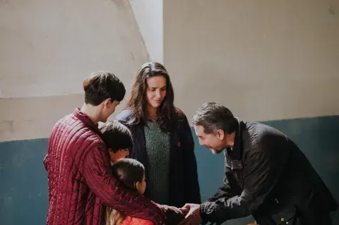 En la vida real, Andrea tenía tres hijos en ese momento y Alejo, una. En la vida real, Andrea tenía tres hijos en ese momento y Alejo, una.