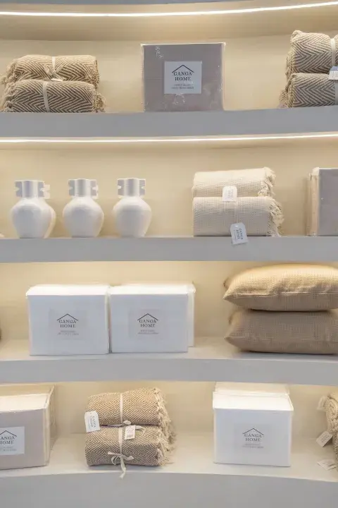 El local está separado por sección. Podés conseguir objetos de cocina, baño, dormitorio y textiles a buen precio. El local está separado por sección. Podés conseguir objetos de cocina, baño, dormitorio y textiles a buen precio.