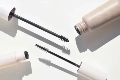 Ideal para cejas finas o poco pobladas, el laminado les da cuerpo, definición y ese acabado editorial que amamos. Ideal para cejas finas o poco pobladas, el laminado les da cuerpo, definición y ese acabado editorial que amamos.