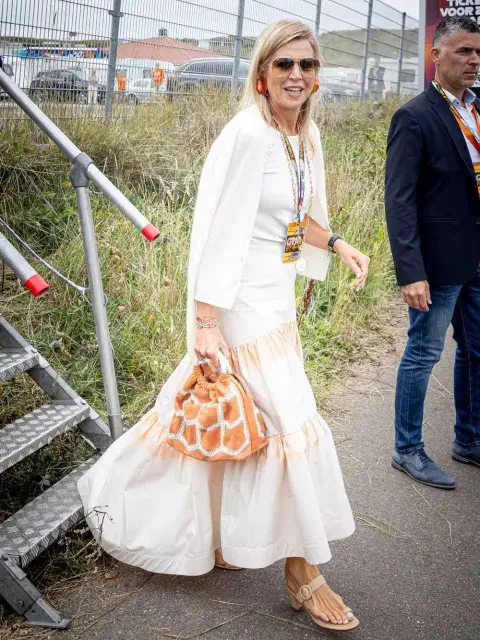 Máxima eligió una remerá básica blanca y una falda con volados en el mismo tono Máxima eligió una remerá básica blanca y una falda con volados en el mismo tono