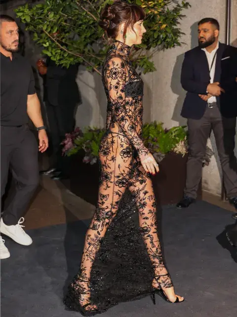 Dakota sorprendió a todos con un naked dress en color negro Dakota sorprendió a todos con un naked dress en color negro