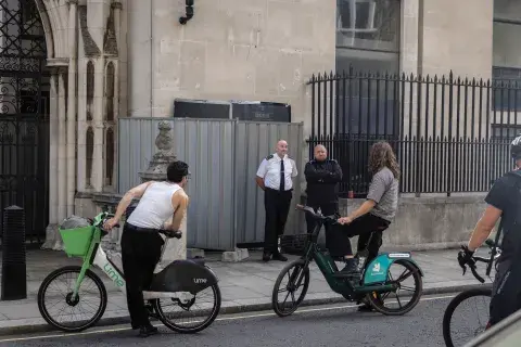 Banksy lo hizo otra vez: su nueva obra en Londres recorrió el mundo por su poderoso mensaje