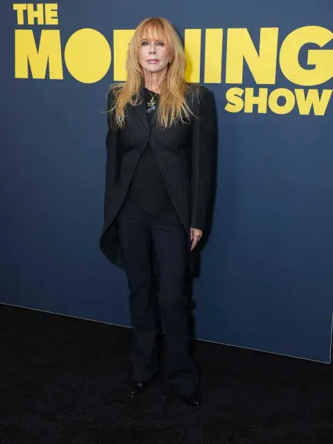 Rosanna Arquette con un diseño de tres piezas en color negro y azul en la presentación de la cuarta temporada de la serie Rosanna Arquette con un diseño de tres piezas en color negro y azul en la presentación de la cuarta temporada de la serie