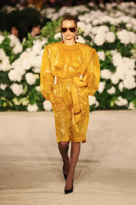 Bella Hadid reapareció en la pasarela de París Bella Hadid reapareció en la pasarela de París