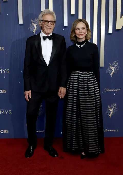 Harrison Ford y Calista Flockhart en la alfombra roja de los Premios Emmy 2025. Harrison Ford y Calista Flockhart en la alfombra roja de los Premios Emmy 2025.