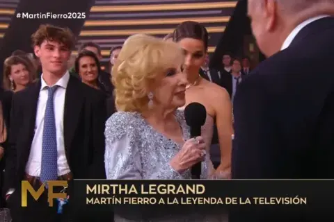 Silvestre, el hijo de Juana Viale y Gonzalo Valenzuela, dijo presente en la entrega de los premios Martín Fierro