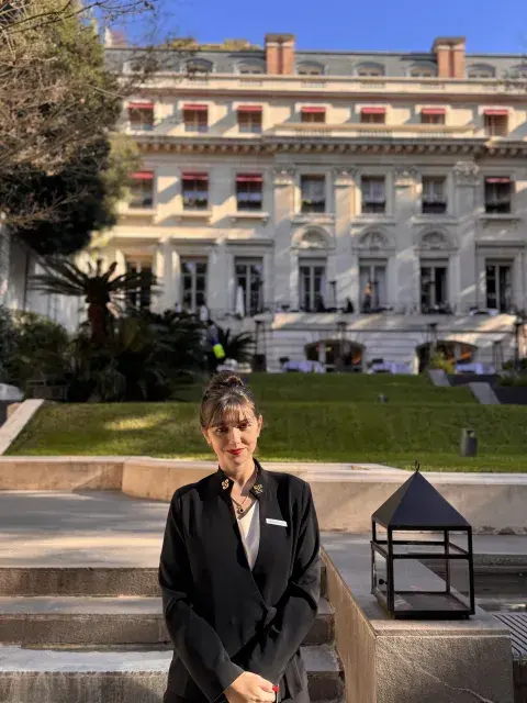 Magalí es Conserje del Palacio Duhau- Park Hyatt Buenos Aires y además presidenta de la Asociación de Conserjes de la Argentina. Magalí es Conserje del Palacio Duhau- Park Hyatt Buenos Aires y además presidenta de la Asociación de Conserjes de la Argentina.