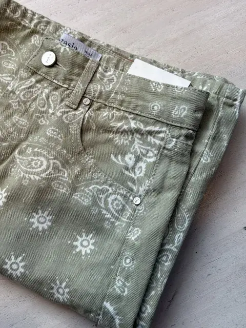 Foto de pollera de jean.