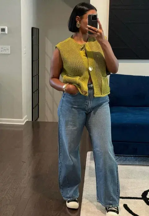 Los jeans rectos son la base perfecta para cualquier look de oficina Los jeans rectos son la base perfecta para cualquier look de oficina