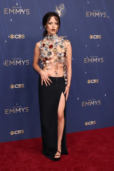Jenna Ortega en la alfombra roja de los Premios Emmy 2025. Jenna Ortega en la alfombra roja de los Premios Emmy 2025.