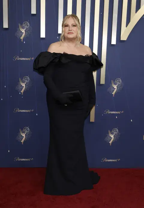 Jennifer Coolidge en la alfombra roja de los Premios Emmy 2025. Jennifer Coolidge en la alfombra roja de los Premios Emmy 2025.