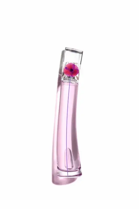 FLOWER CHERRY POPPY se atreve a combinar la perfumería tradicional con el mundo de la repostería japonesa. Mezcla notas florales y ácidas de una manera sofisticada. (KENZO $109.200) FLOWER CHERRY POPPY se atreve a combinar la perfumería tradicional con el mundo de la repostería japonesa. Mezcla notas florales y ácidas de una manera sofisticada. (KENZO $109.200)