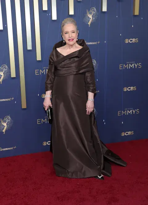 Kathy Bates en la alfombra roja de los Premios Emmy 2025. Kathy Bates en la alfombra roja de los Premios Emmy 2025.