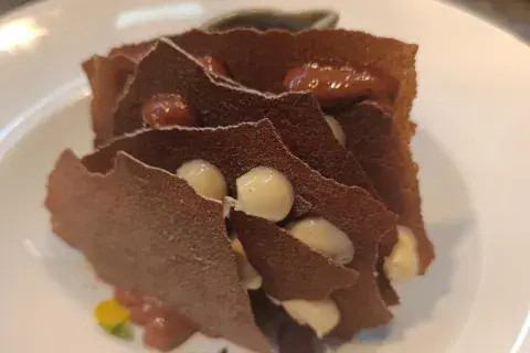 Milhojas de cacao con mousse de chocolate y diplomata cítrica acompañado de salsa Charlotte (David Ribulgo) Milhojas de cacao con mousse de chocolate y diplomata cítrica acompañado de salsa Charlotte (David Ribulgo)
