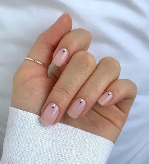 Las uñas minimalistas que serán tendencia en el verano 2026: el regreso de un clásico. Las uñas minimalistas que serán tendencia en el verano 2026: el regreso de un clásico.
